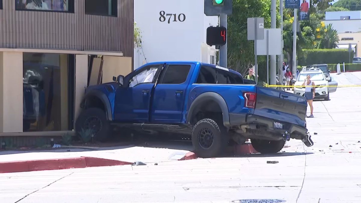 Truck crashes into a store on West Hollywood’s Melrose Avenue – NBC Los Angeles