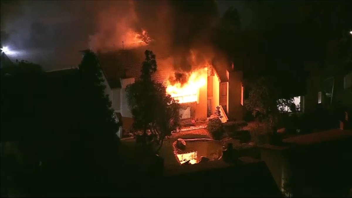 Barricaded suspect sets Woodland Hills townhome on fire – NBC Los Angeles