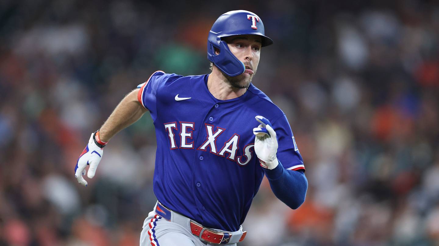 Rangers Notes: Evan Carter Plays Left Field in Crazy Moment in Anaheim