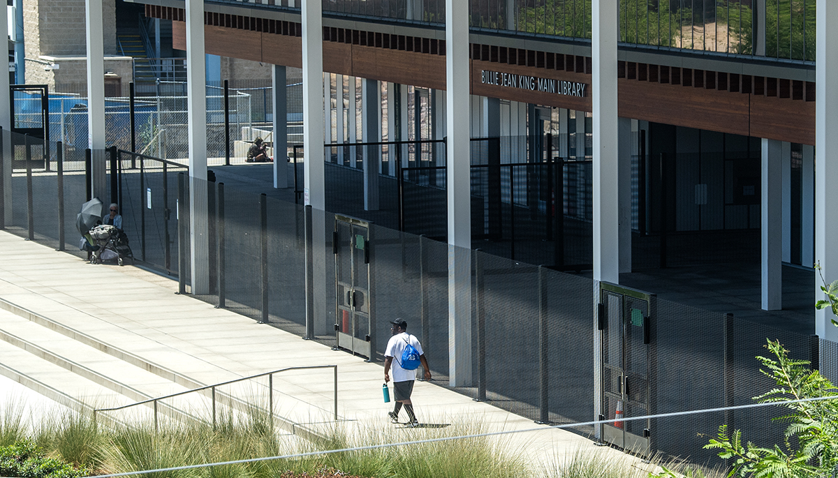 Long Beach says the fence around its library is working; a homelessness committee isn't convinced • Long Beach Post News