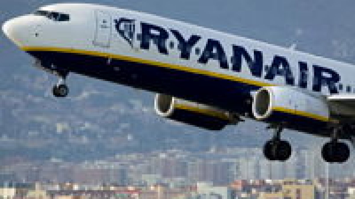 Ryanair passenger gets head sucked out after plane window breaks – NBC Los Angeles
