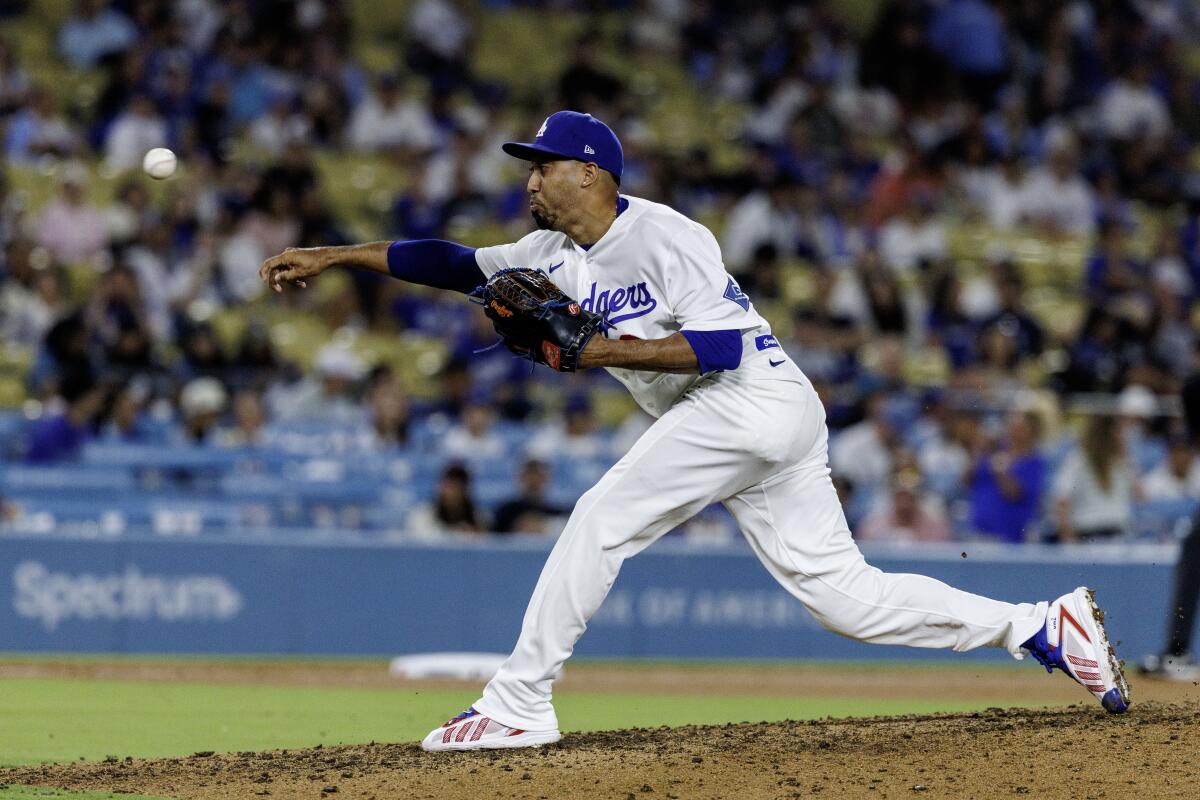 Dodgers closer Edwin Díaz pitches against the Seattle Mariners on Thursday.