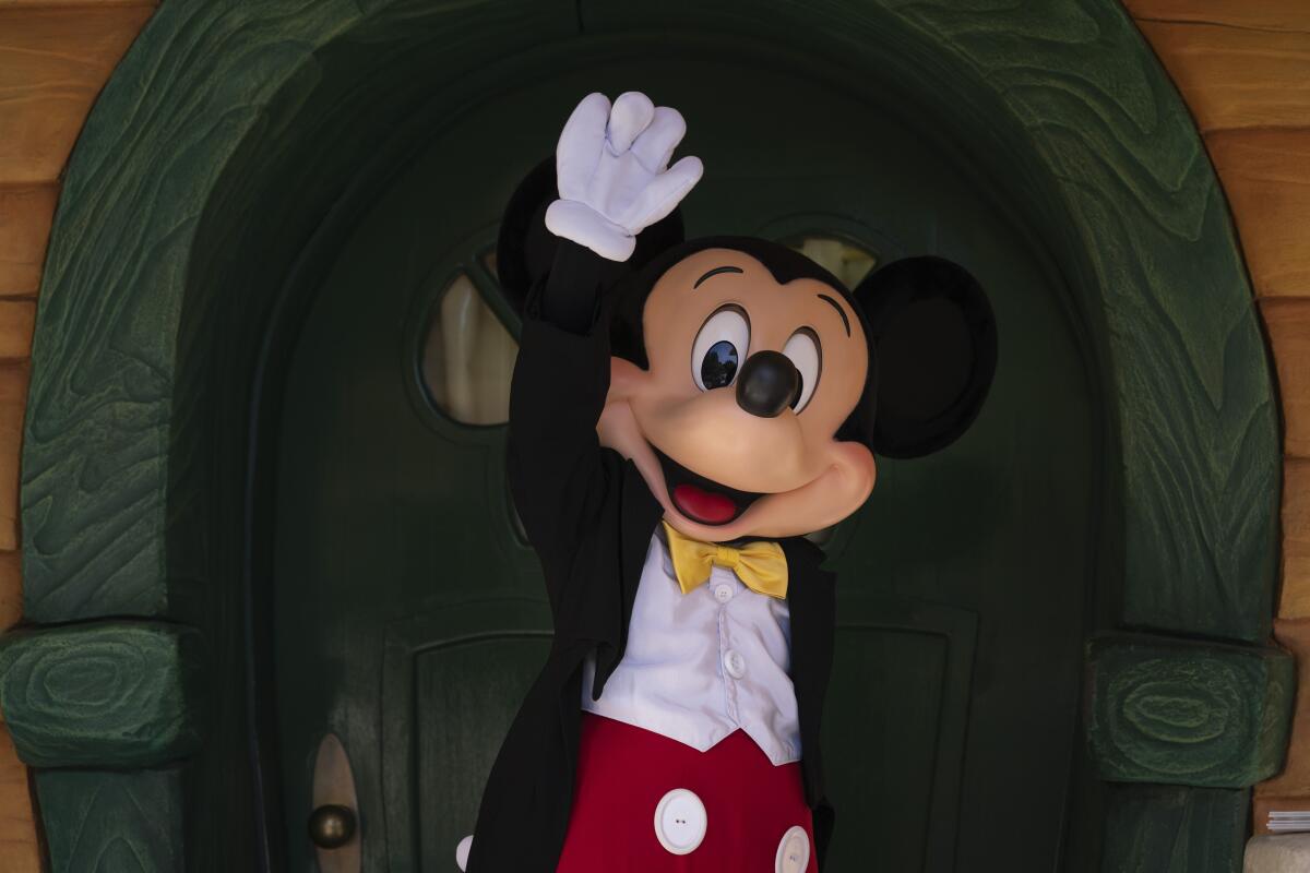 Key issues remain in union contract talks between the Walt Disney Co. and its parade, show and costumed characters.
