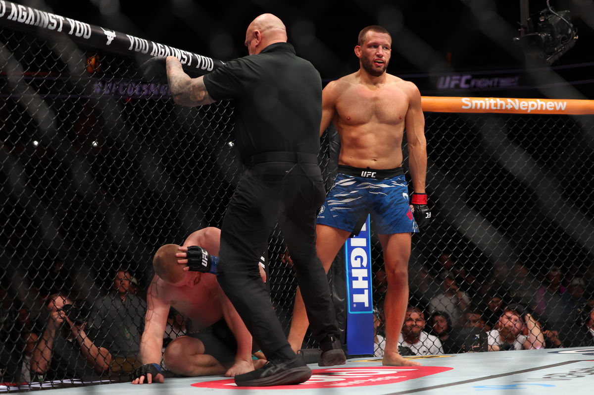 May 3, 2025; Des Moines, Iowa, UNITED STATES; Reinier de Ridder (red gloves) reacts after defeating Bo Nickal (blue gloves) during UFC Fight Night at Wells Fargo Arena. Mandatory Credit: Reese Strickland-Imagn Images