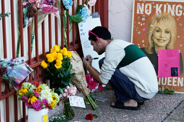 Timothy Barnhill leaves a note outside Dolly Parton's office on Tuesday, Aug. 25, 2026, in Nashville, Tenn. (AP Photo/George Walker IV)
