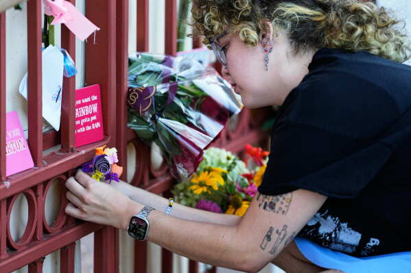 Chloe Beauchene leaves flowers outside Dolly Parton's office on Tuesday, Aug. 25, 2026, in Nashville, Tenn. (AP Photo/George Walker IV)