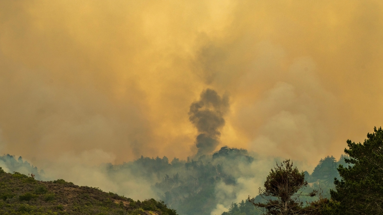 2 wildfires burn along California's scenic Big Sur coast