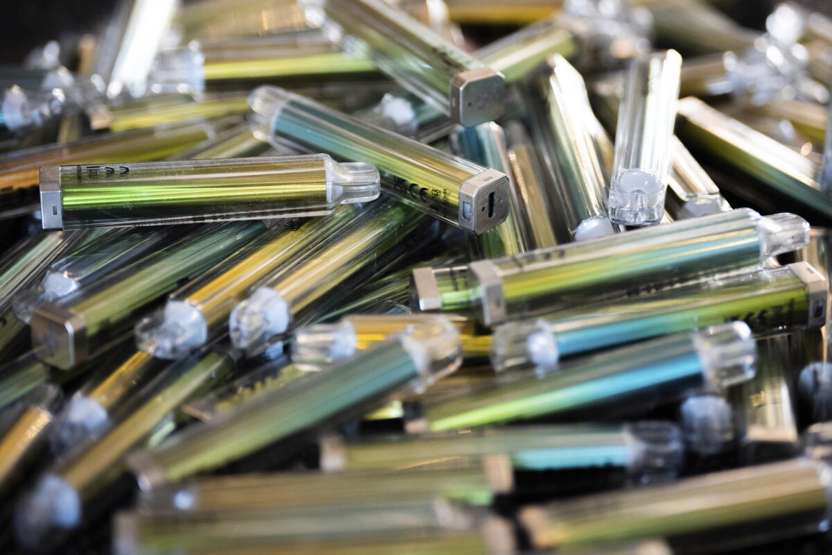 A photo of disposable and reusable vapes