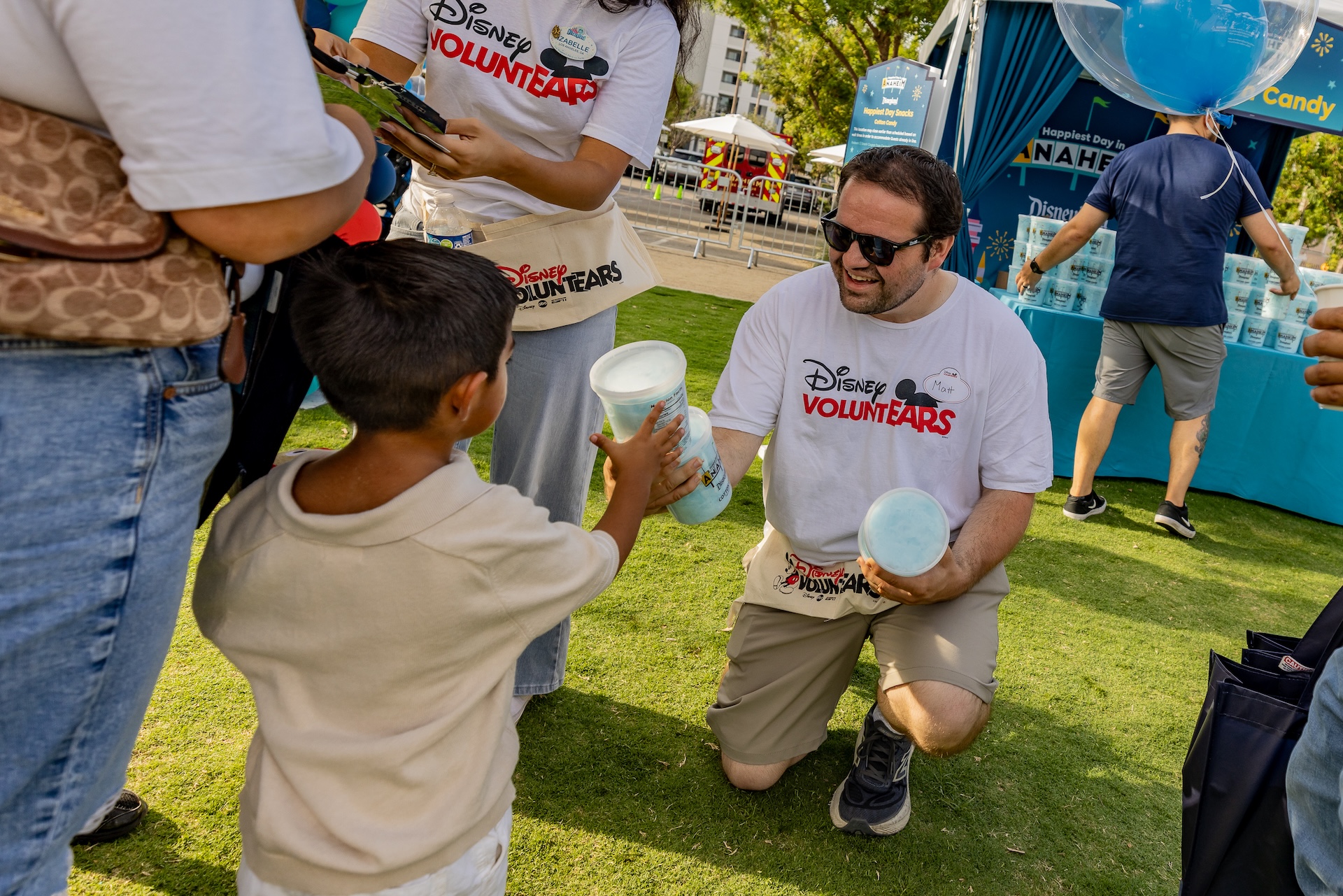 The fun continued at Danbrook Elementary School, where VoluntEARS put on a field day of games and adventures themed to the four lands of Disneyland Park for students. There were also dance parties, treats, Mickey ear headbands and plush toys, and the chance to meet Mickey himself. And of course, the day was not complete without Mickey crispy treats for everyone!