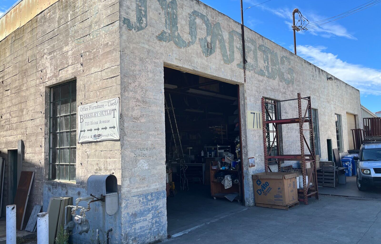 Berkeley Outlet, a ‘hoarder’s delight,’ is closing after 48 years