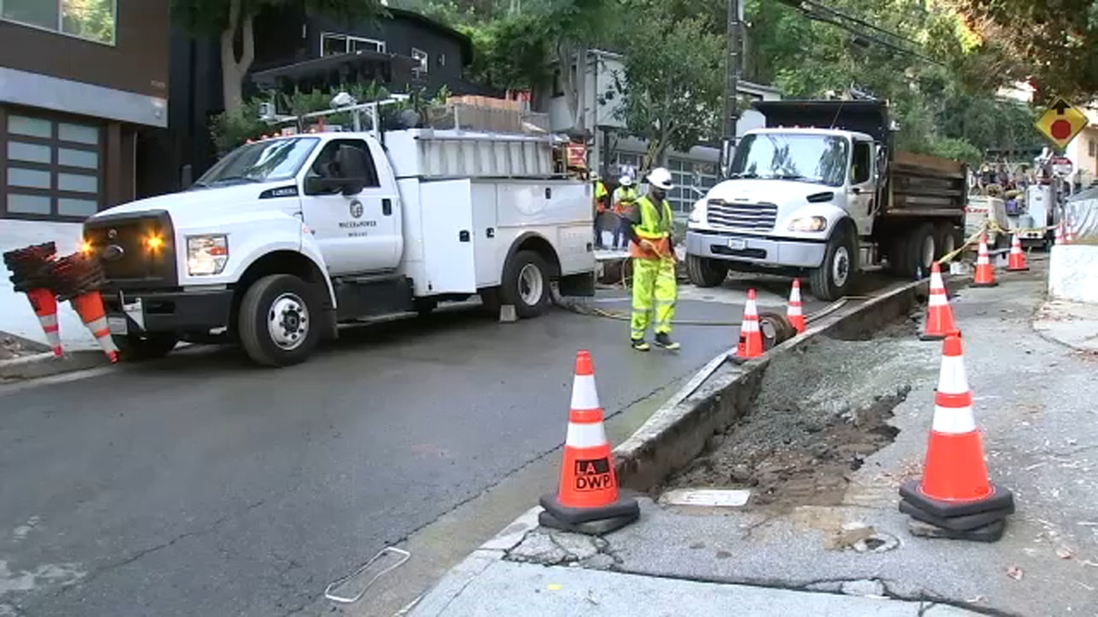 Wonderland Avenue flooding: 2nd water main break hits Hollywood Hills street, impacting service for hundreds of customers
