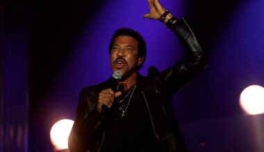 Lionel Richie checks into hospital intensive care unit after concert