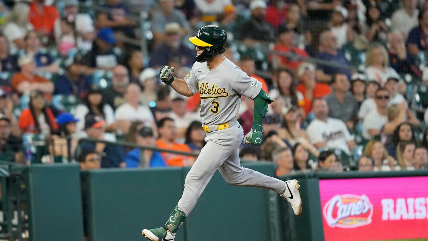 Muncy's solo homer caps off A's rally as Oakland beats Houston 7-6
