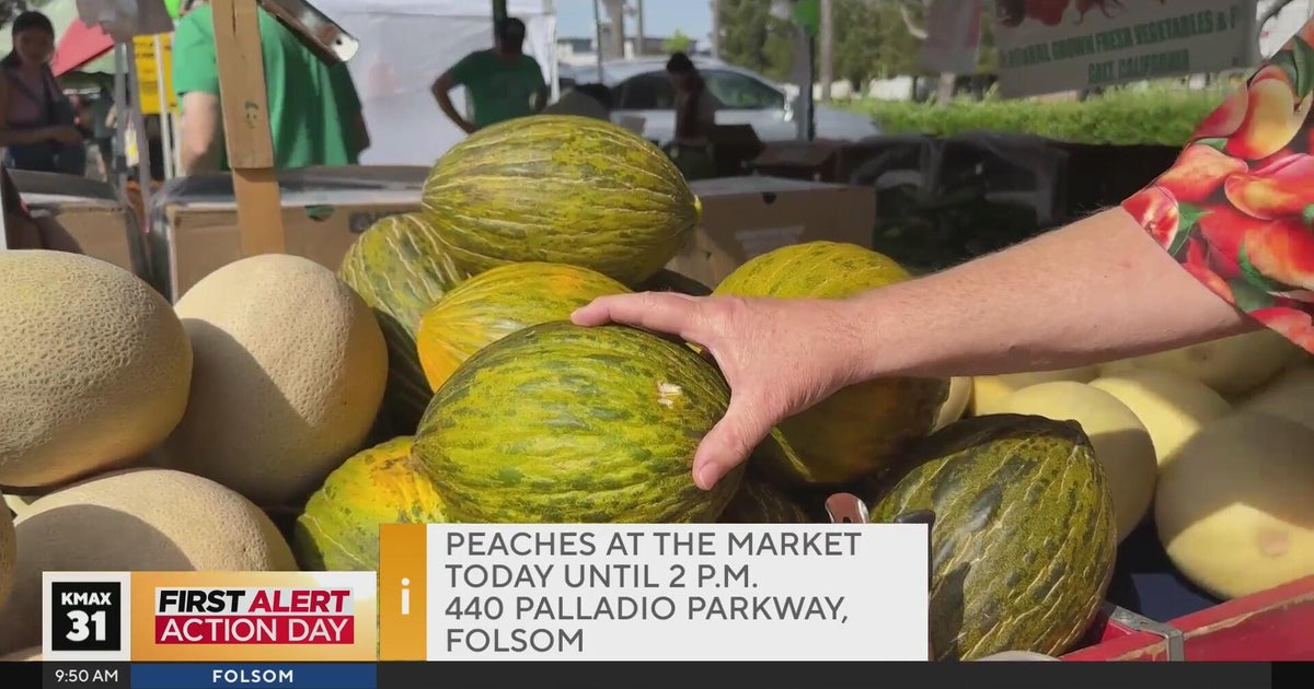 Peaches at the Market, 9am