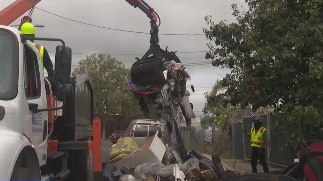 "Lightning loader" deployed in Oakland to quickly clean up illegal dumping – KION Central Coast