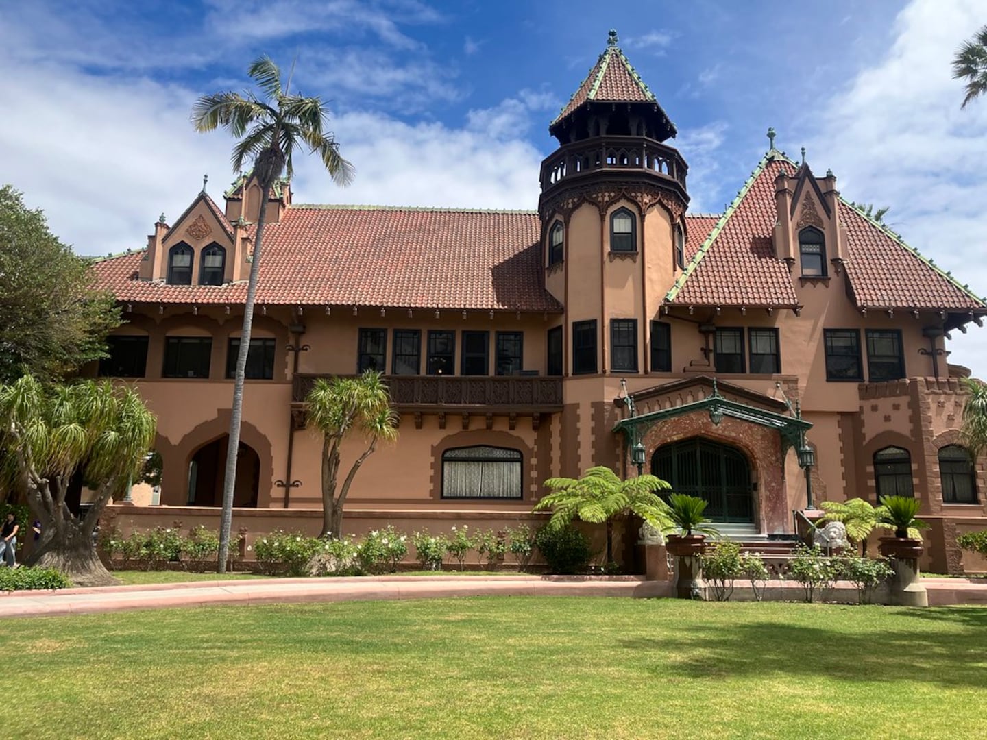 Doheny Mansion – 10 Chester Place