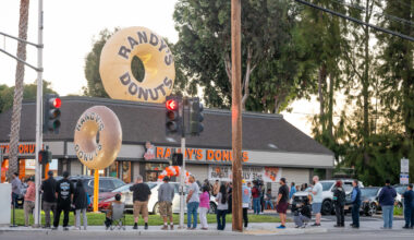 The opening of Randy's Donut shop across Homestead Road from Stan's Donuts drew out hundreds of loyal customers.