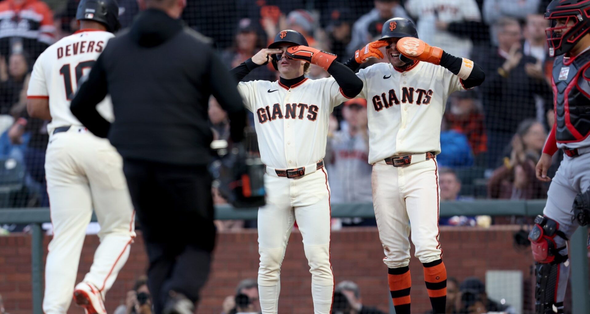 San Francisco Giants beat Cincinnati Reds; Carson Whisenhunt hurt