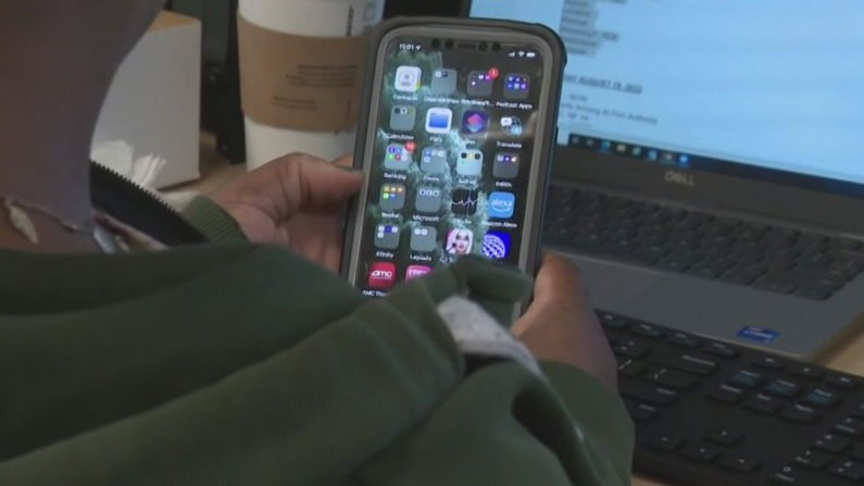 New cellphone ban begins at Oakland public schools – KION Central Coast