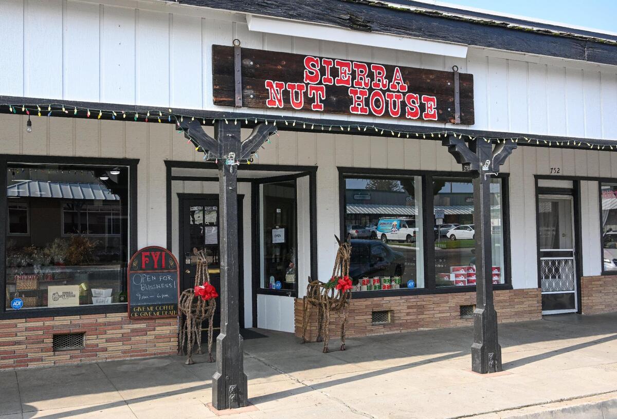The Sierra Nut House has closed its location on Pollasky Avenue in Old Town Clovis.
