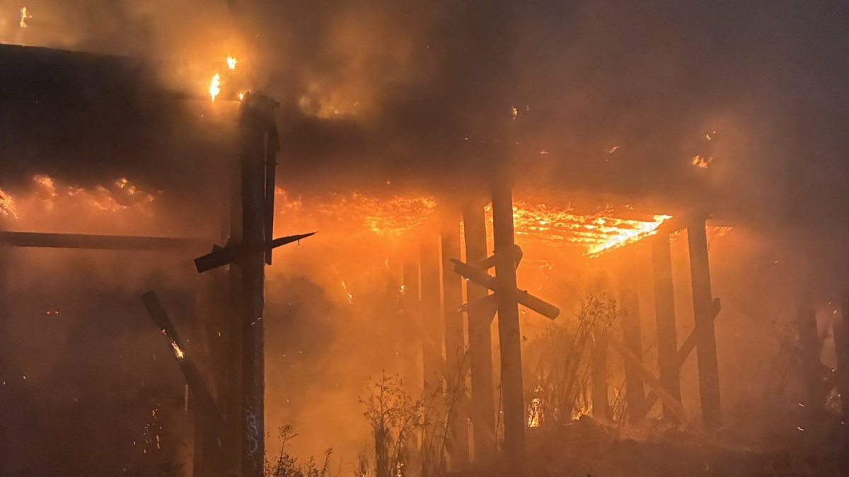 Abandoned railway trestle near EBMUD plant in Oakland catches fire – NBC Bay Area