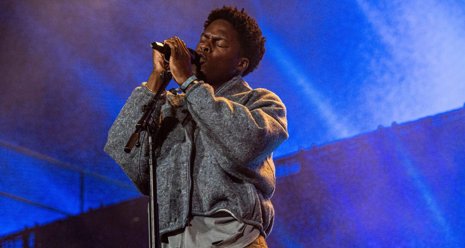 Daniel Caesar stuns with simplicity and stage presence at Honda Center – Orange County Register