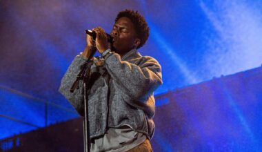 Daniel Caesar stuns with simplicity and stage presence at Honda Center – Orange County Register