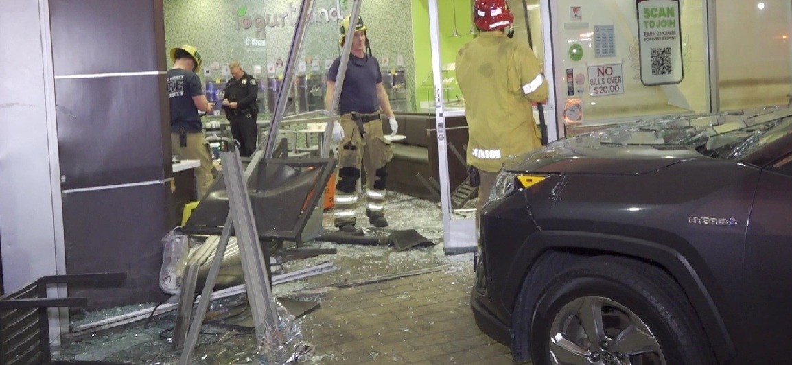 Car slams into Yogurtland in Santa Ana, customer injured – Orange County Register