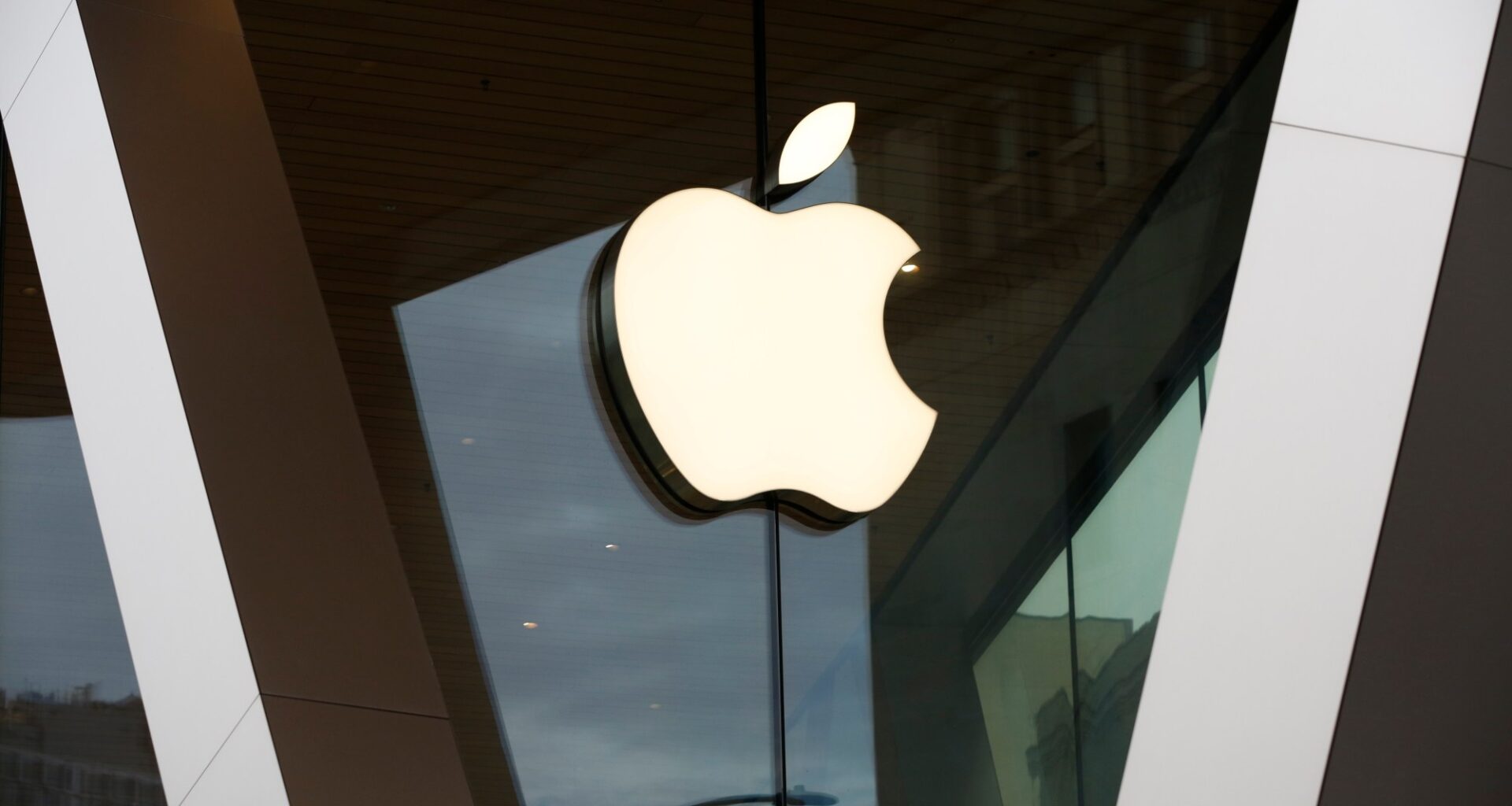 Fake iPhones scheme that ripped off Apple stores across Southern California lands 2 men in prison – Orange County Register