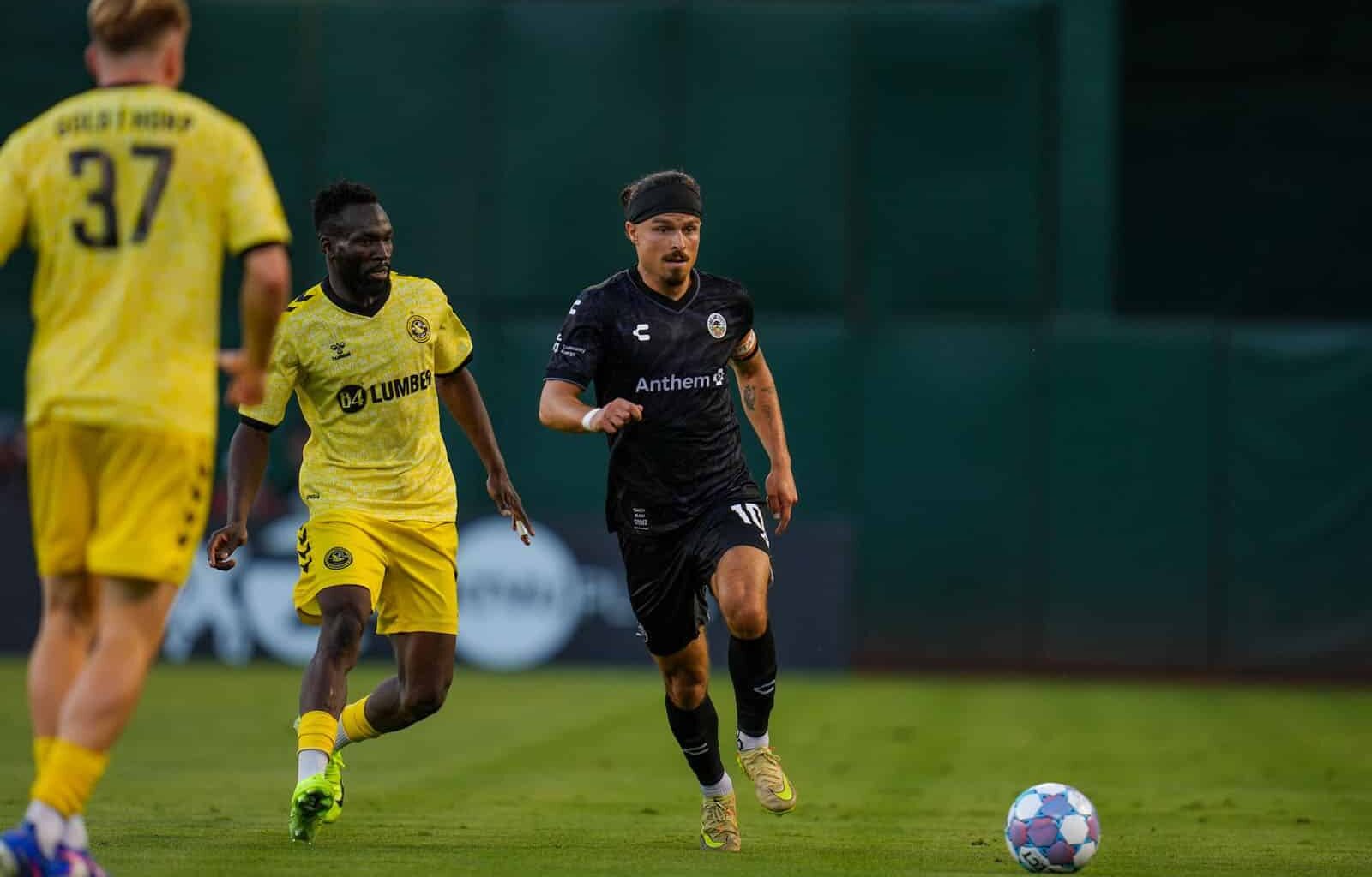 Alameda Post - A roots player goes for the ball in a match against the Pittsburgh Riverhounds.