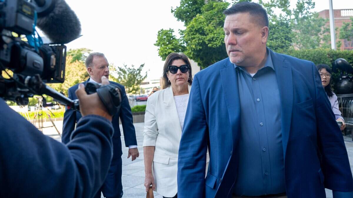 Dana Williamson, center, enters the Robert T. Matsui U.S. Courthouse in Sacramento, where she pleaded guilty to bank fraud, filing a false tax return and lying to the FBI in a corruption scandal, on Thursday, May 14, 2026. Williamson previously advised both Gov. Gavin Newsom and gubernatorial candidate Xavier Becerra.