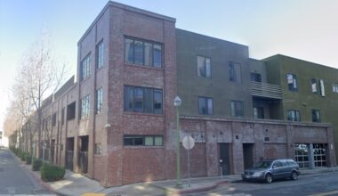 Apartment complex in lively Oakland neighborhood suffers foreclosure