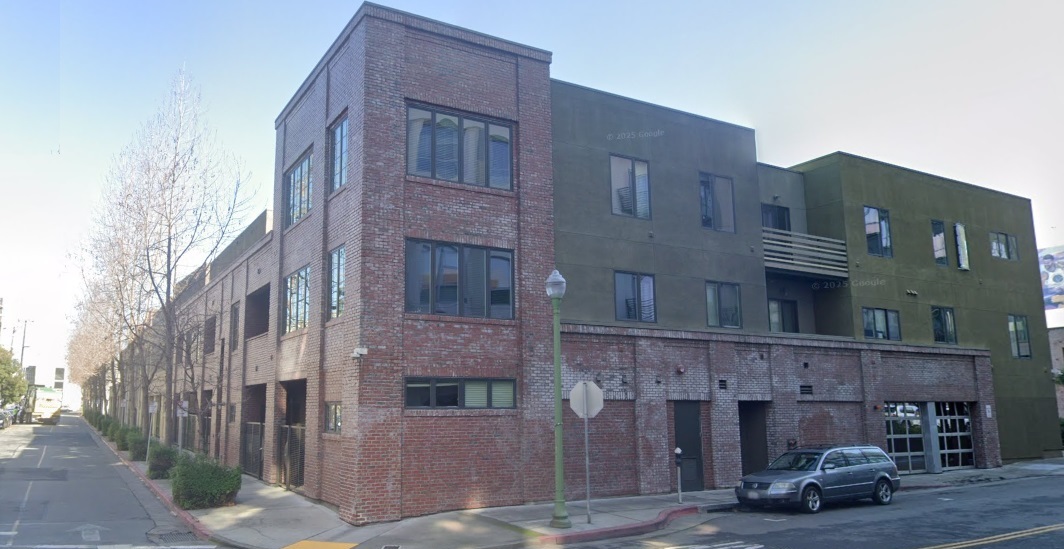 Apartment complex in lively Oakland neighborhood suffers foreclosure