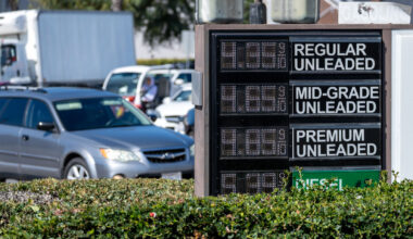 Gas price drops -- barely -- around San Diego for fifth straight day