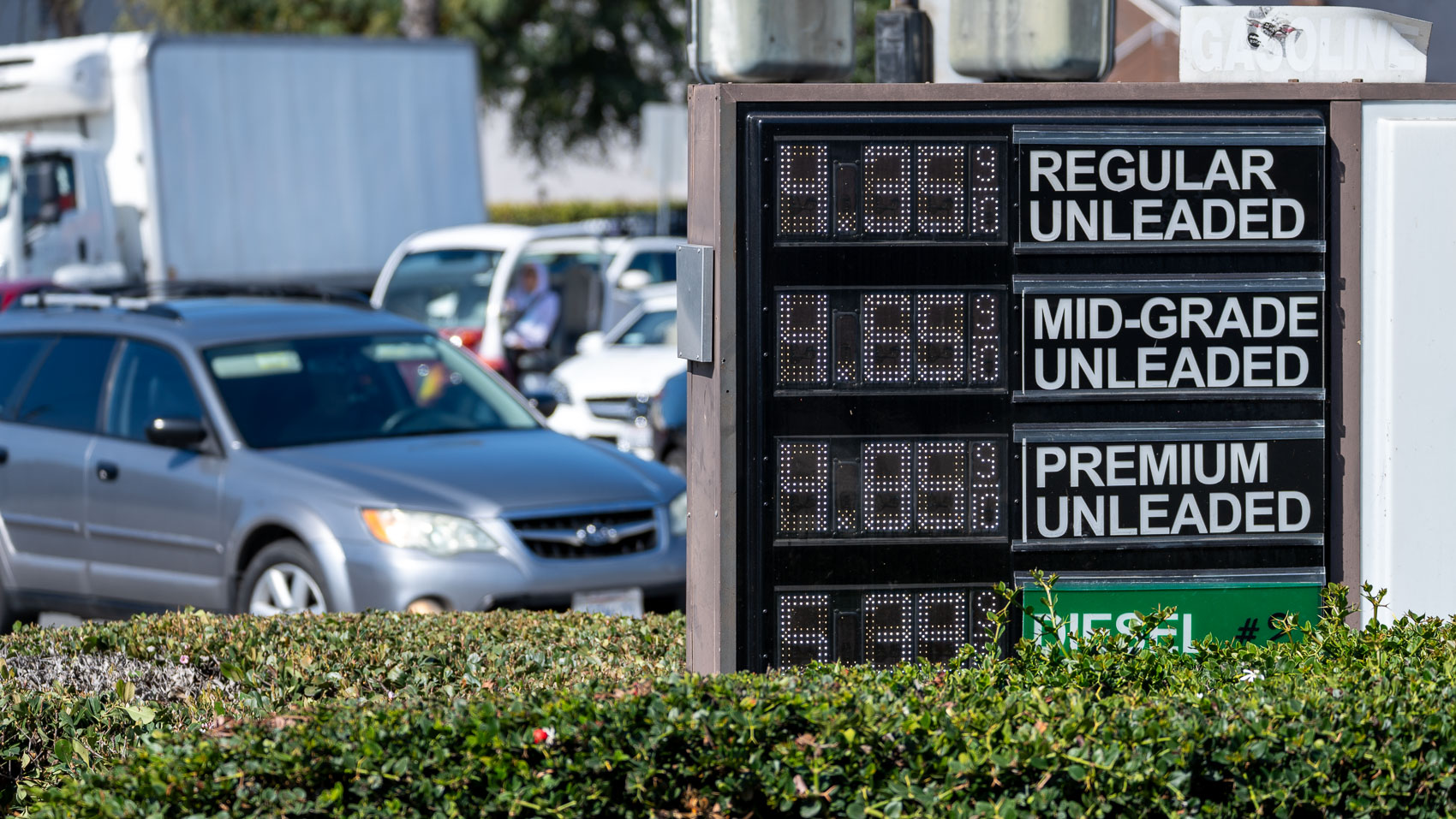 Gas price drops -- barely -- around San Diego for fifth straight day