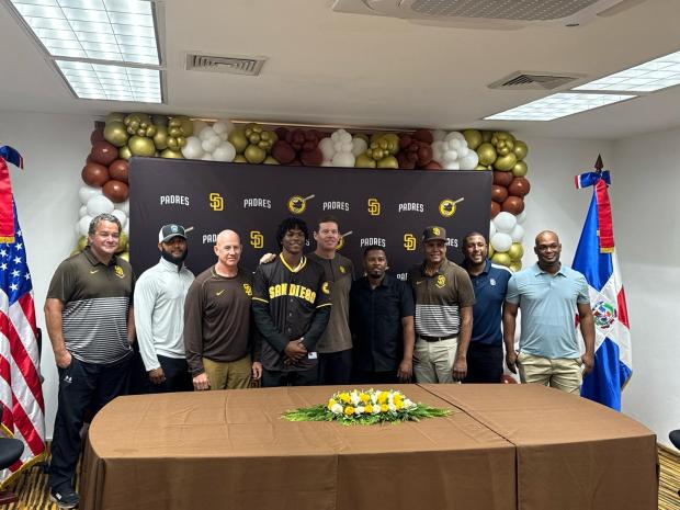 Cuban shortstop Joniel Hernandez, with Padres vice president of amateur scouting Chris Kemp to his right, after signing with the Padres on Jan. 15, 2026. (Padres)