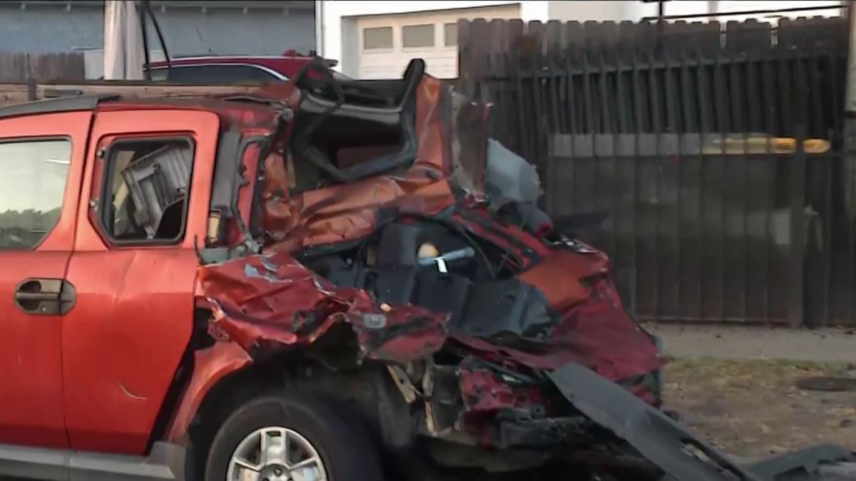 South LA pursuit ends with driver hitting parked cars – NBC Los Angeles