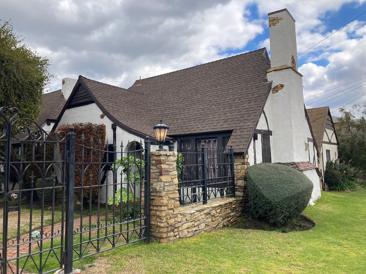Snow White Cottages – 2900 Griffith Park Blvd.