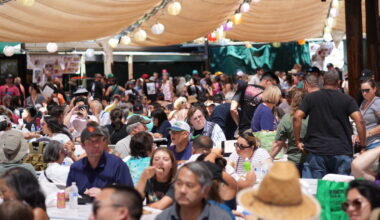 Crowd eats
