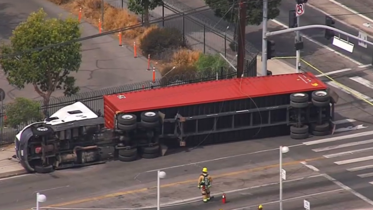Overturned big rig takes down power lines in Pacoima – NBC Los Angeles
