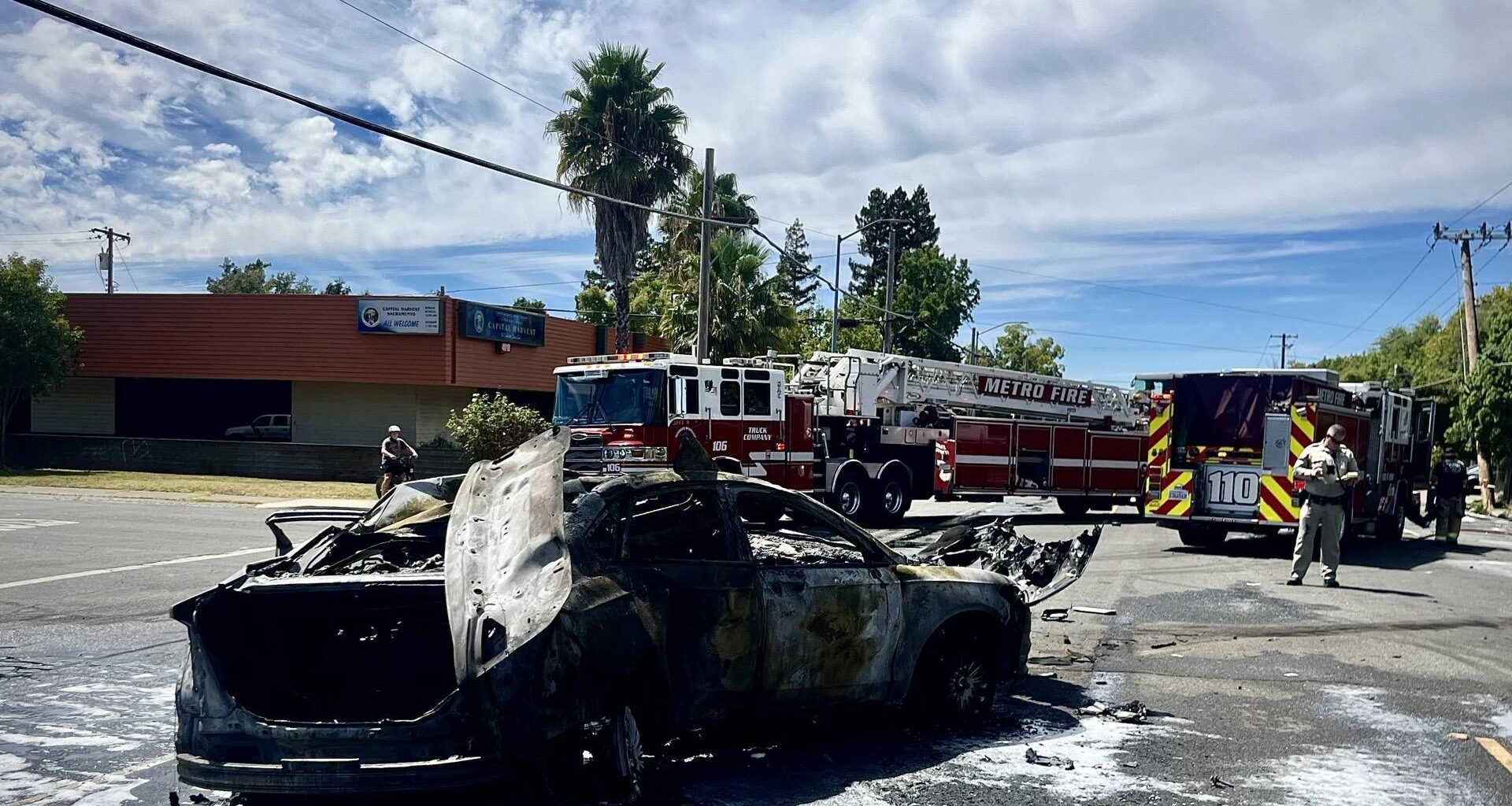 1 dead, 1 injured in fiery Sacramento single-vehicle crash