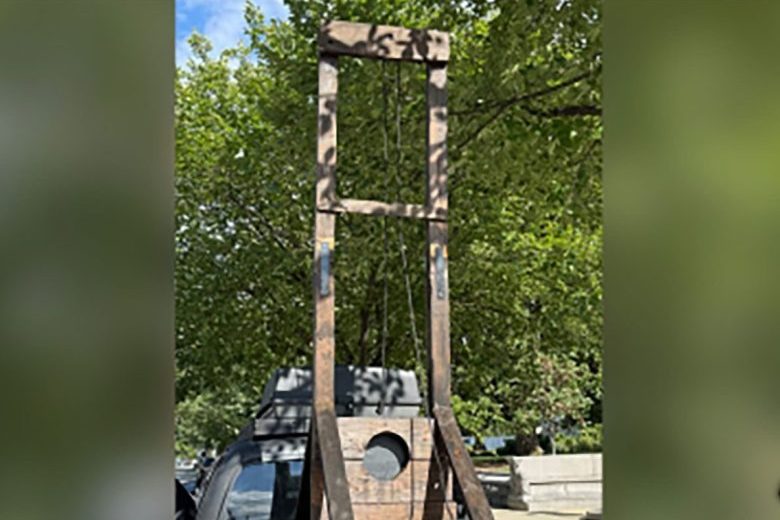 Man arrested near US Capitol after driving from California with a guillotine in his truckbed – WTOP News