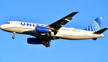 United Airlines Airbus A320 airliner in flight