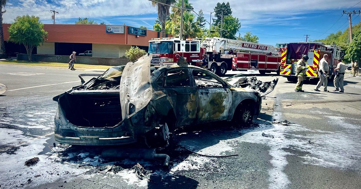 1 dead, 1 hurt after vehicle crashes into power pole in Sacramento County
