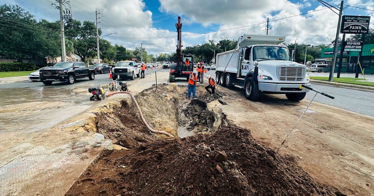 Water leak causes lane closures on San Jose Boulevard