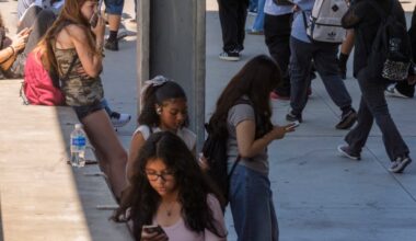 Thousands of Oakland students banned from using cell phones at school