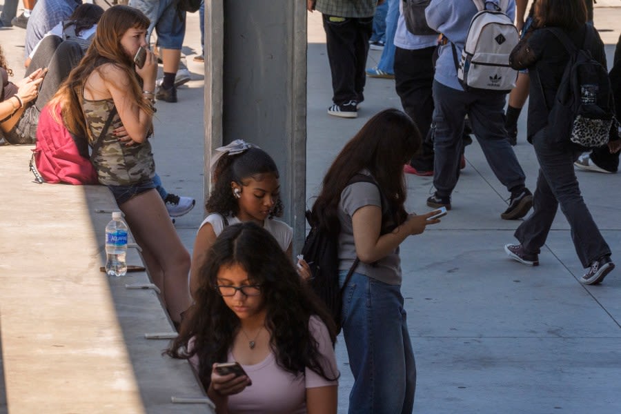 Thousands of Oakland students banned from using cell phones at school