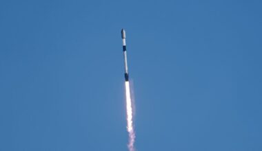 SpaceX launches 24 Starlink satellites to orbit from California (video)