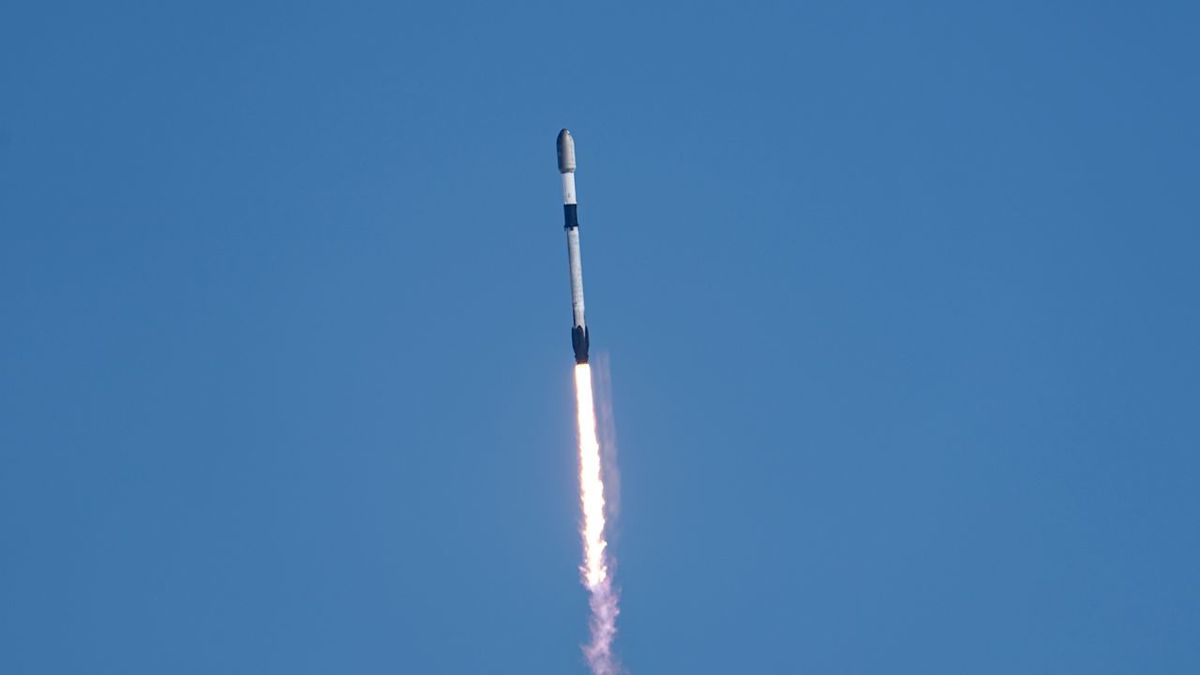 SpaceX launches 24 Starlink satellites to orbit from California (video)