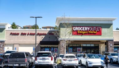 New California grocery store draws overnight crowd with deals, gift card giveaway